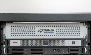 株式会社MAPPA セキュリティも踏まえ施錠付き小型ラックに納められたFacilis 8